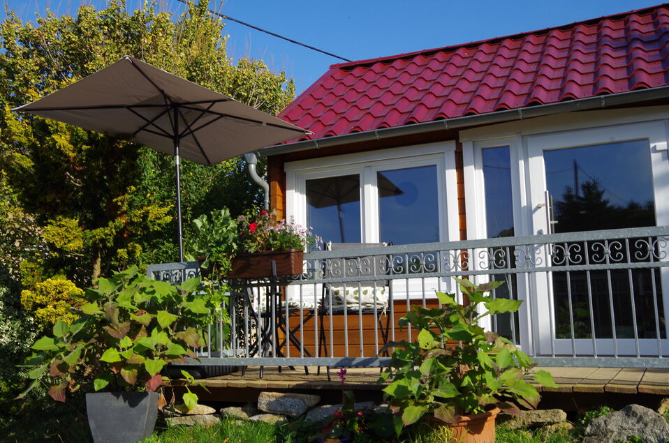 Ferienhaus in der Oberlausitz mit Terrasse, Sonnenschirm und Garten